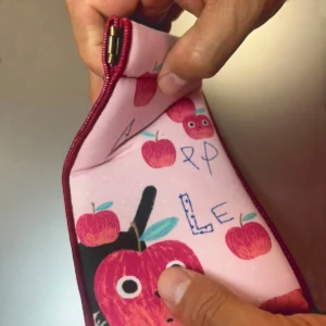 Estuche para lentes de microfibra y esponja doblado