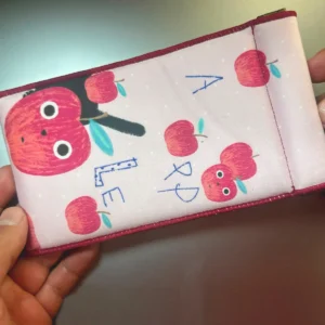 Estuche para lentes de microfibra y esponja en manos