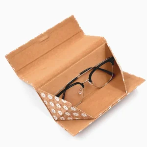 Estuches plegables de lentes en uso-1