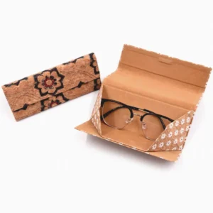 dos Estuches plegables de lentes en uso