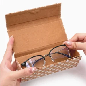 manos sosteniendo Estuches plegables de lentes en uso