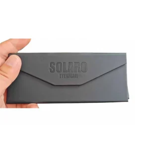 Estuche plegable personalizado con bajo relieve en mano