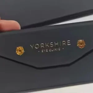 Estuche plegable personalizado con bajo relieve en mano